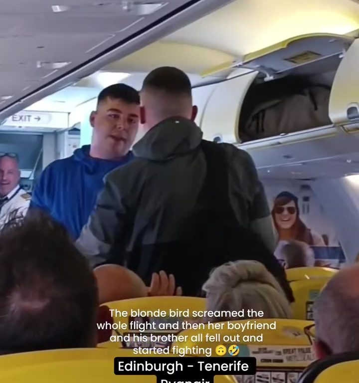 Coups de tête, cris et coups de poing : le pire combat dans un avion devient viral