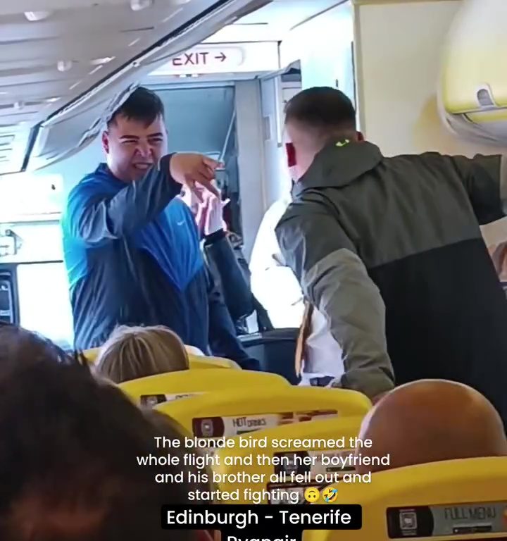 Coups de tête, cris et coups de poing : le pire combat dans un avion devient viral