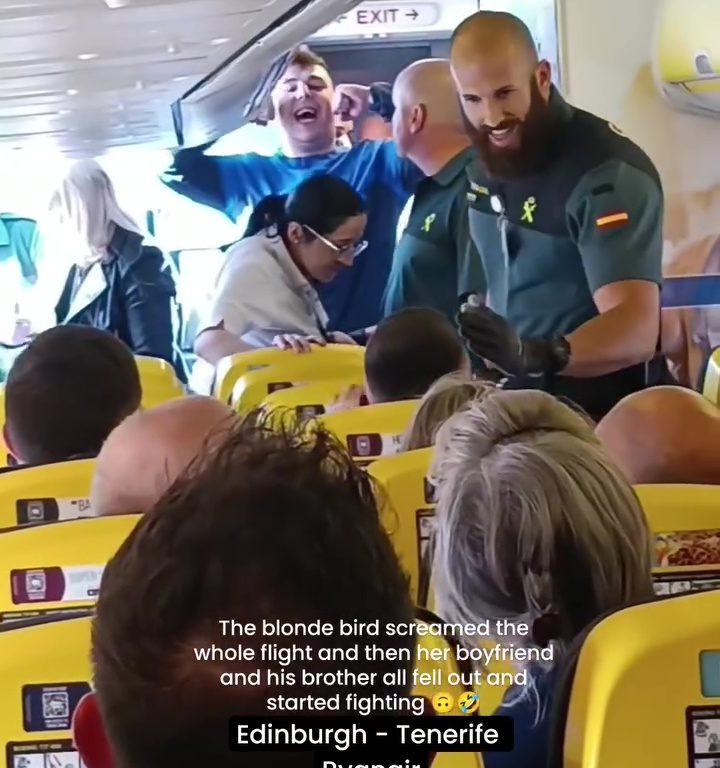 Cabezazos, gritos y puñetazos: la peor pelea en un avión se vuelve viral