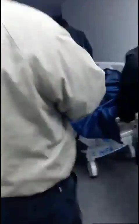 Joven que se creía muerta despierta en una bolsa de la morgue: impactante video