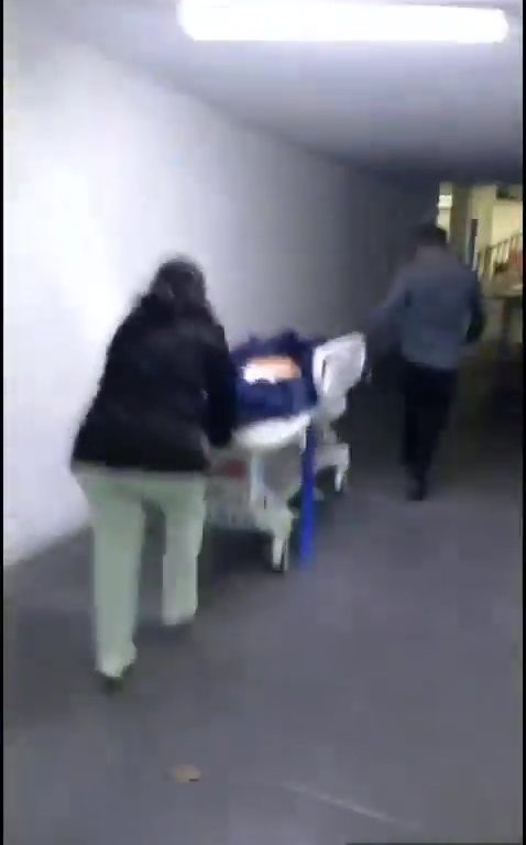 Joven que se creía muerta despierta en una bolsa de la morgue: impactante video