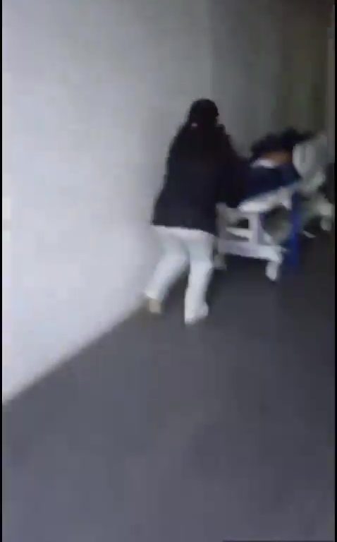 Joven que se creía muerta despierta en una bolsa de la morgue: impactante video