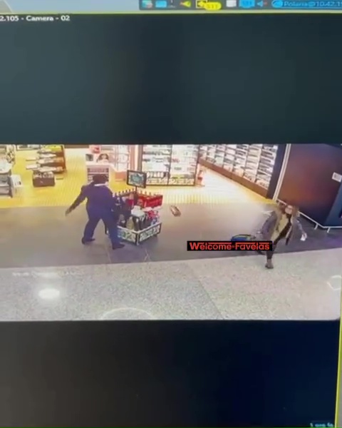 Azafata despedida arrasa duty free: pánico en el aeropuerto, impactante vídeo