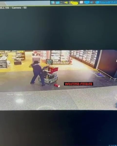 Azafata despedida arrasa duty free: pánico en el aeropuerto, impactante vídeo