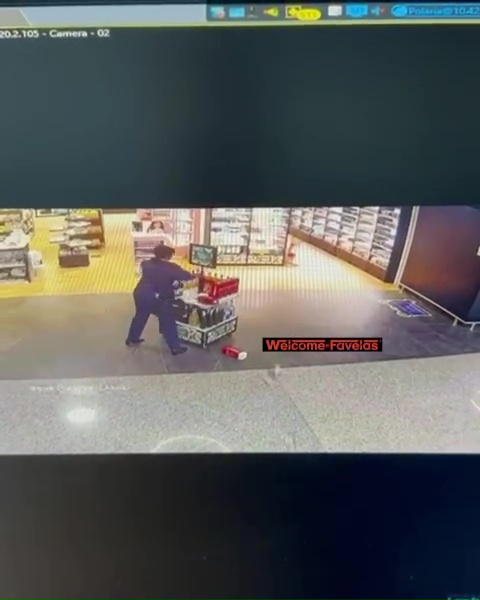 Azafata despedida arrasa duty free: pánico en el aeropuerto, impactante vídeo