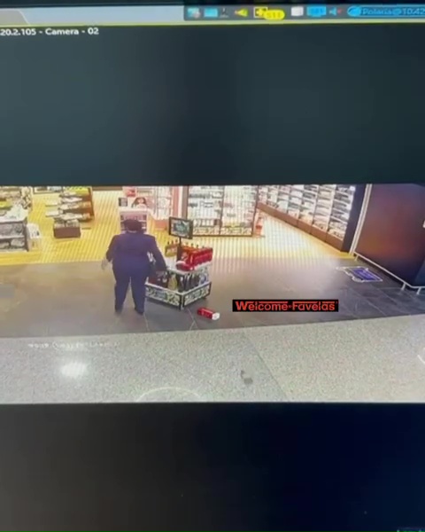 Azafata despedida arrasa duty free: pánico en el aeropuerto, impactante vídeo