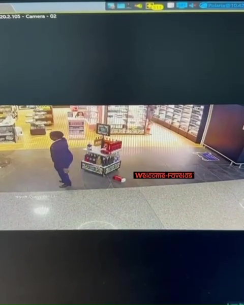 Azafata despedida arrasa duty free: pánico en el aeropuerto, impactante vídeo