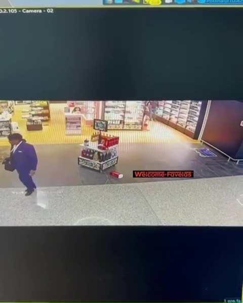 Azafata despedida arrasa duty free: pánico en el aeropuerto, impactante vídeo