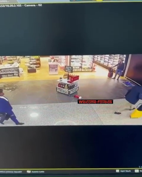 Azafata despedida arrasa duty free: pánico en el aeropuerto, impactante vídeo