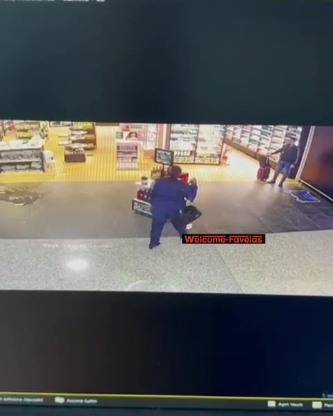 Azafata despedida arrasa duty free: pánico en el aeropuerto, impactante vídeo