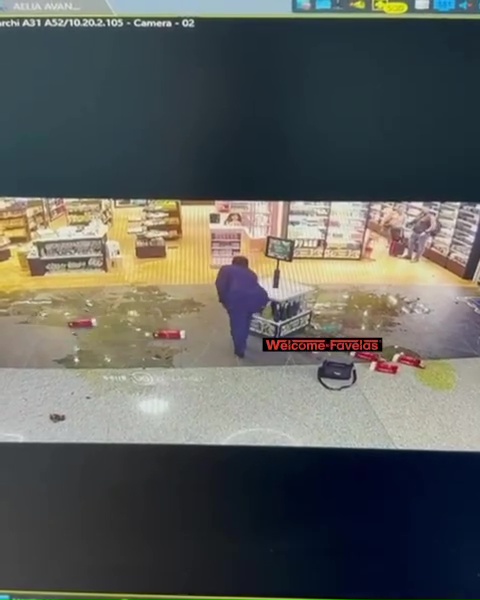 Azafata despedida arrasa duty free: pánico en el aeropuerto, impactante vídeo