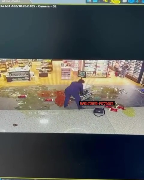 Azafata despedida arrasa duty free: pánico en el aeropuerto, impactante vídeo