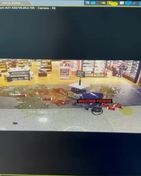 Azafata despedida arrasa duty free: pánico en el aeropuerto, impactante vídeo