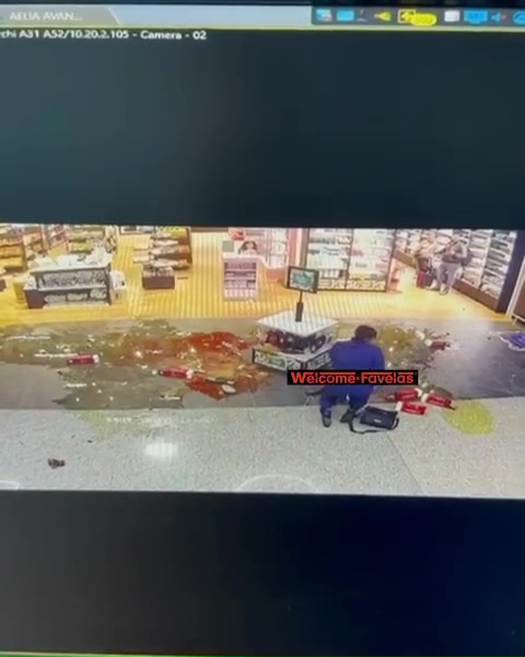 Azafata despedida arrasa duty free: pánico en el aeropuerto, impactante vídeo