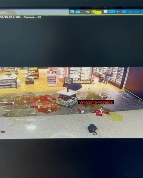 Azafata despedida arrasa duty free: pánico en el aeropuerto, impactante vídeo