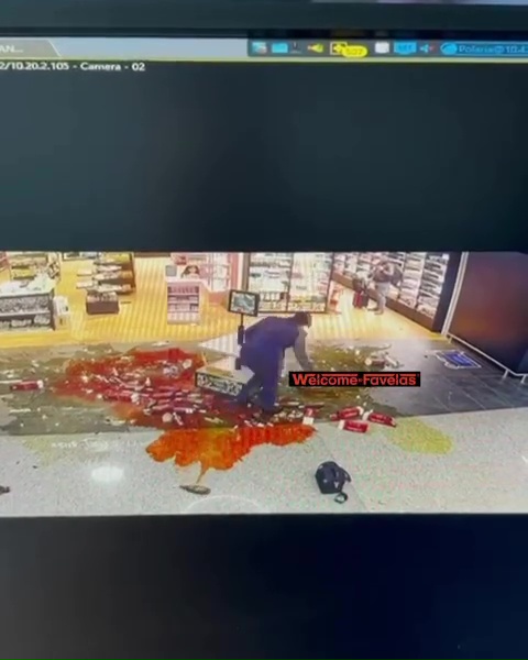 Azafata despedida arrasa duty free: pánico en el aeropuerto, impactante vídeo