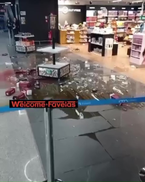 Azafata despedida arrasa duty free: pánico en el aeropuerto, impactante vídeo