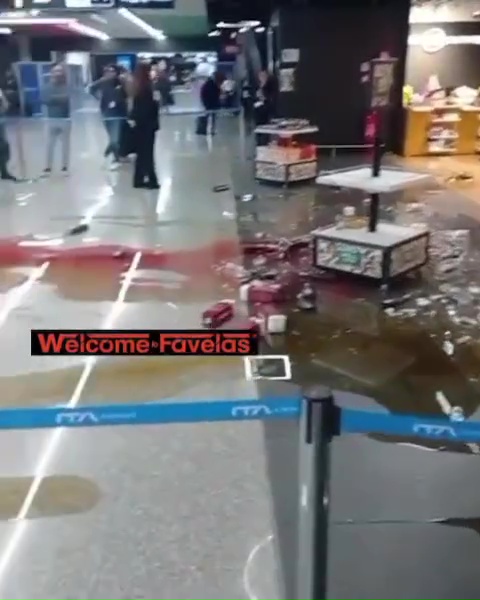 Azafata despedida arrasa duty free: pánico en el aeropuerto, impactante vídeo