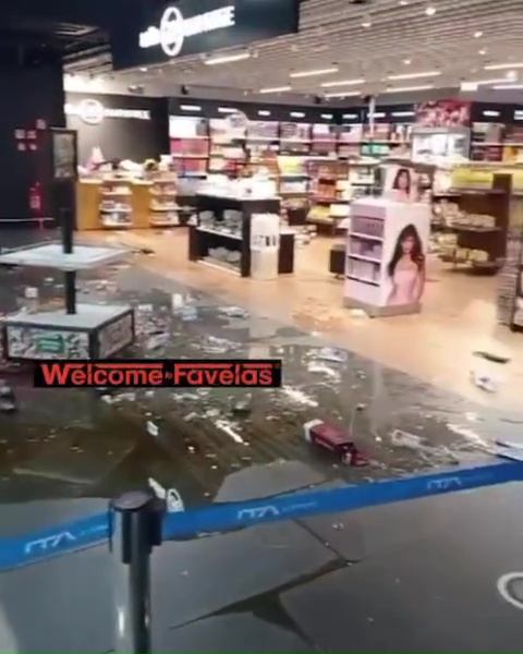 Azafata despedida arrasa duty free: pánico en el aeropuerto, impactante vídeo