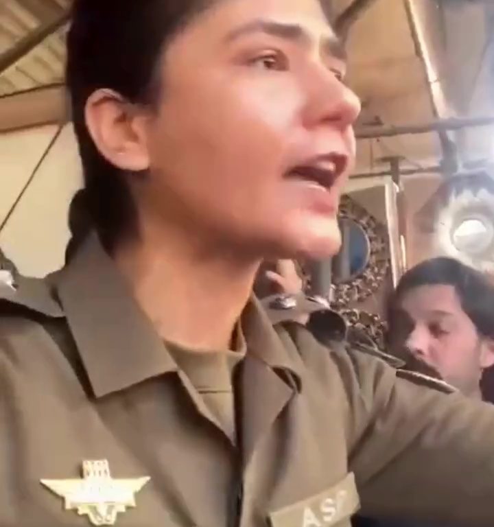 Pakistan, donna rischia linciaggio per abito blasfemo: poliziotta la salva, video shock