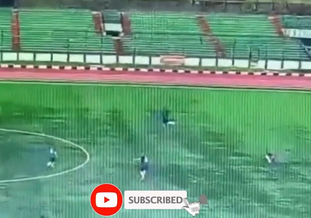 Fulmine cade su un campo: muore calciatore 35enne, video shock