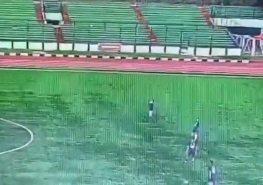 Rayo cae en un campo: muere futbolista de 35 años, impactante vídeo