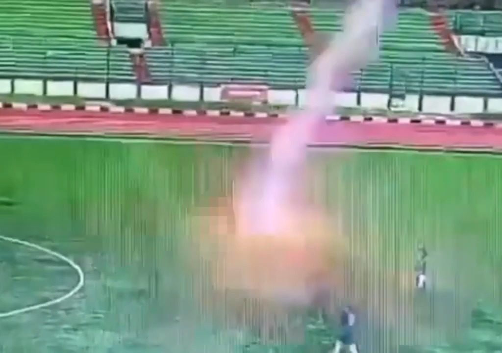 Rayo cae en un campo: muere futbolista de 35 años, impactante vídeo