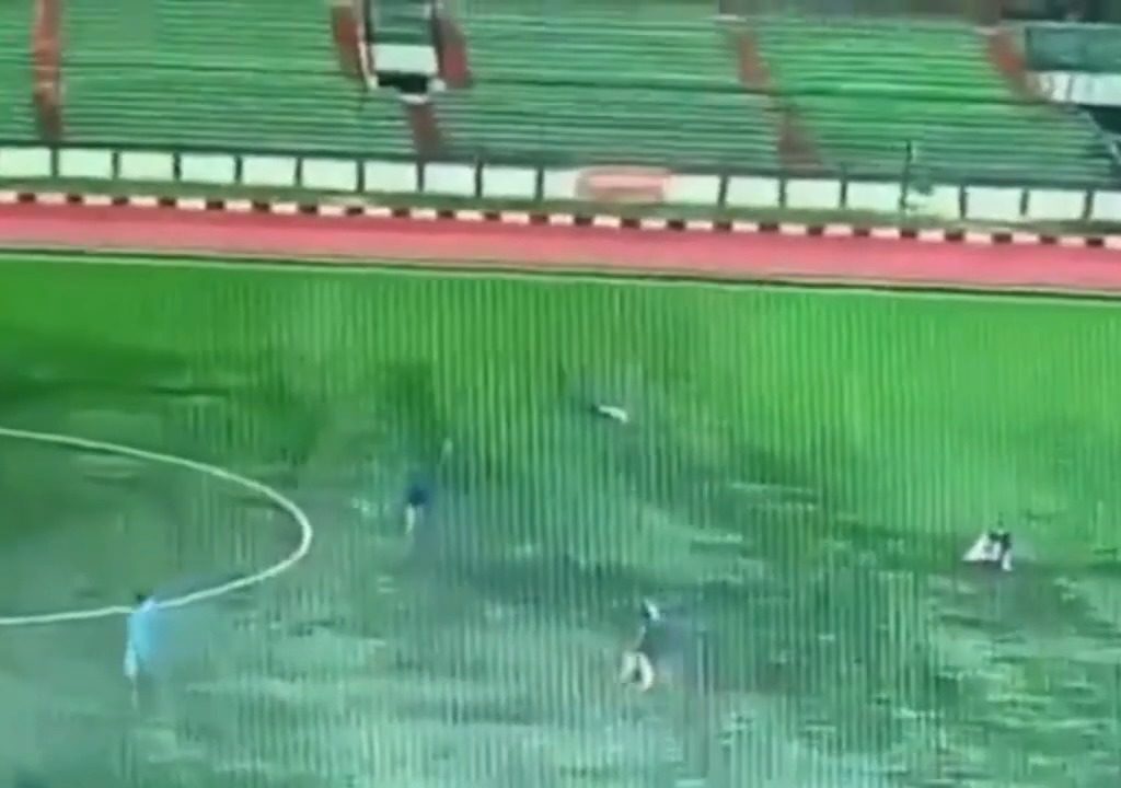 Blitz schlägt auf Spielfeld ein: 35-jähriger Fußballer stirbt, schockierendes Video