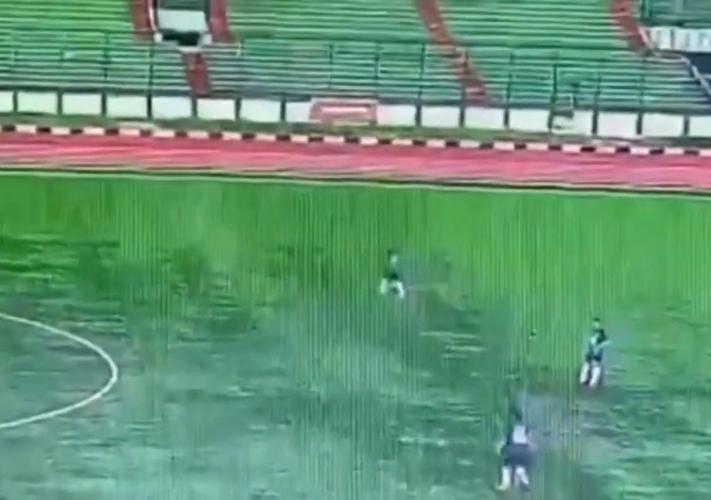 Fulmine cade su un campo: muore calciatore 35enne, video shock