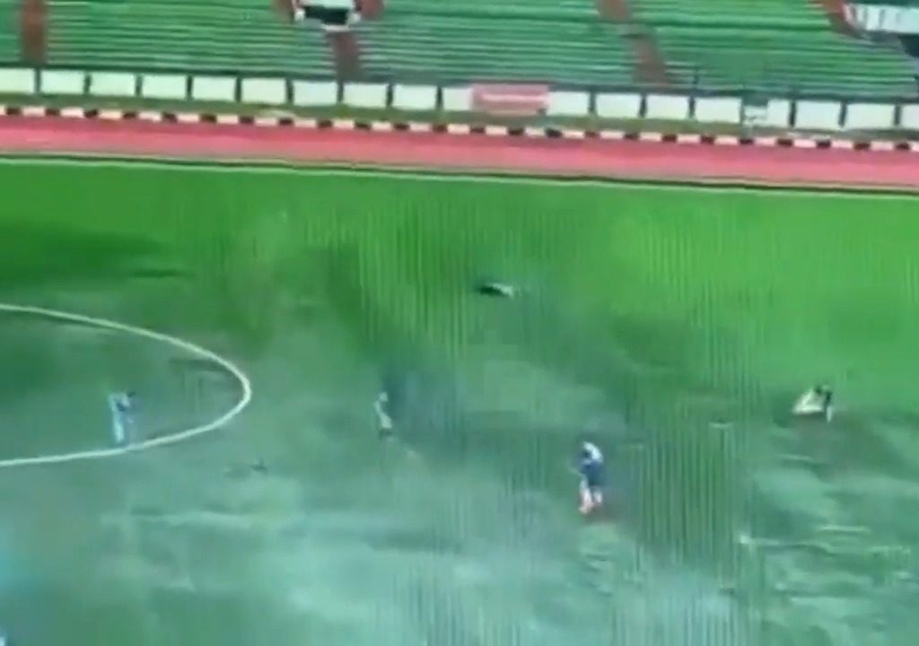 Fulmine cade su un campo: muore calciatore 35enne, video shock