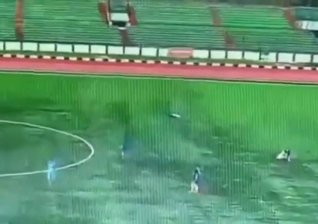 Rayo cae en un campo: muere futbolista de 35 años, impactante vídeo