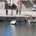 Mazara del Vallo, dimentica freno a mano e finisce in mare (di nuovo)