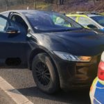 Jaguar elettrica impazzita, freno accelerava: polizia costretta a speronarla