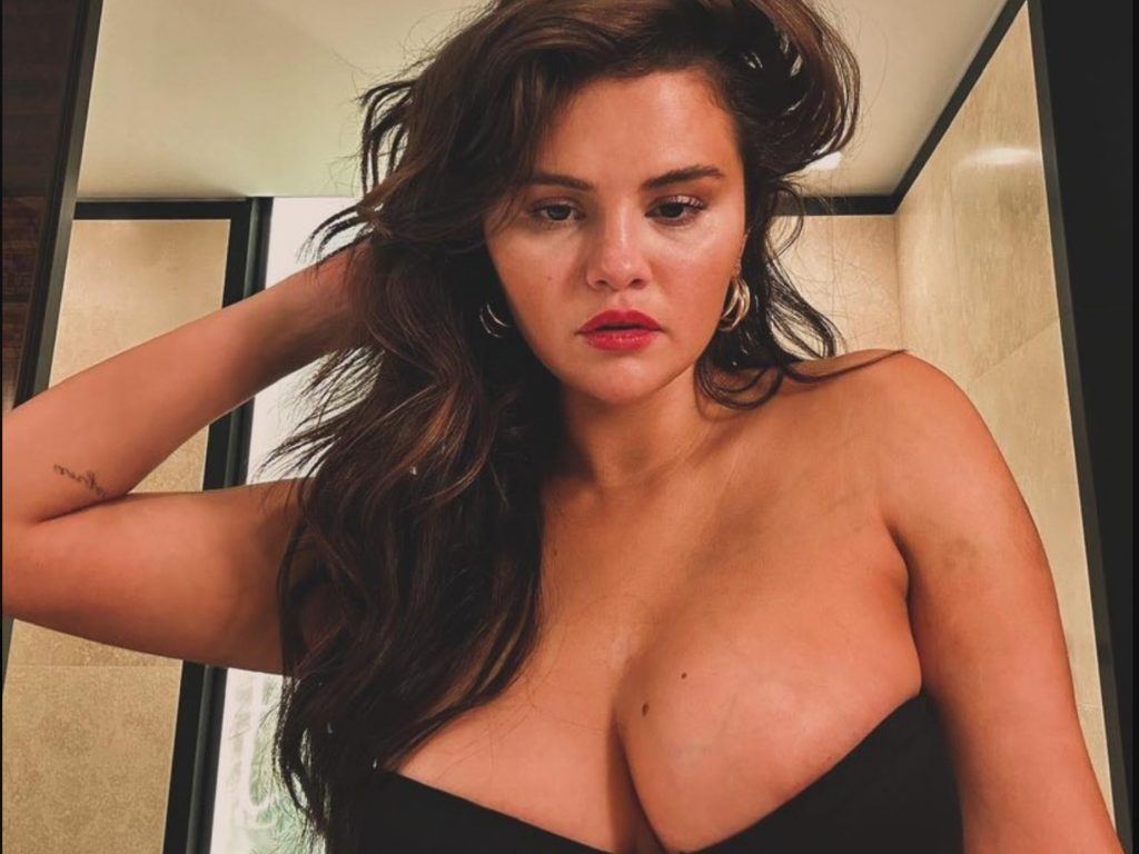 A Selena Gomez sfugge una poppa e cancella post Instagram