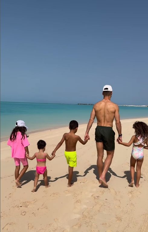 Piedi gonfi e doloranti: Cristiano Ronaldo preoccupa i fan con una foto shock