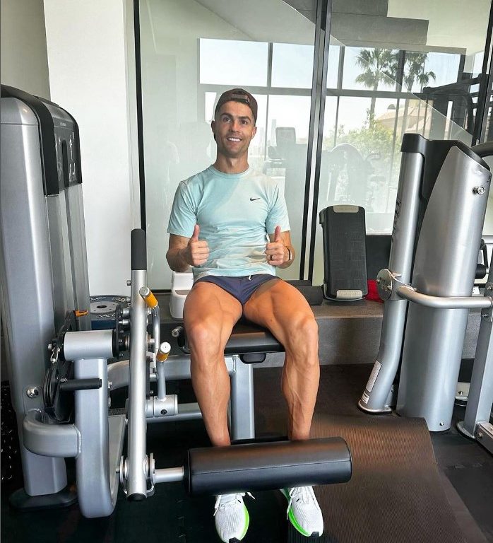 Piedi gonfi e doloranti: Cristiano Ronaldo preoccupa i fan con una foto shock