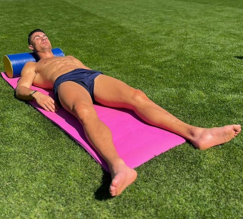 Piedi gonfi e doloranti: Cristiano Ronaldo preoccupa i fan con una foto shock