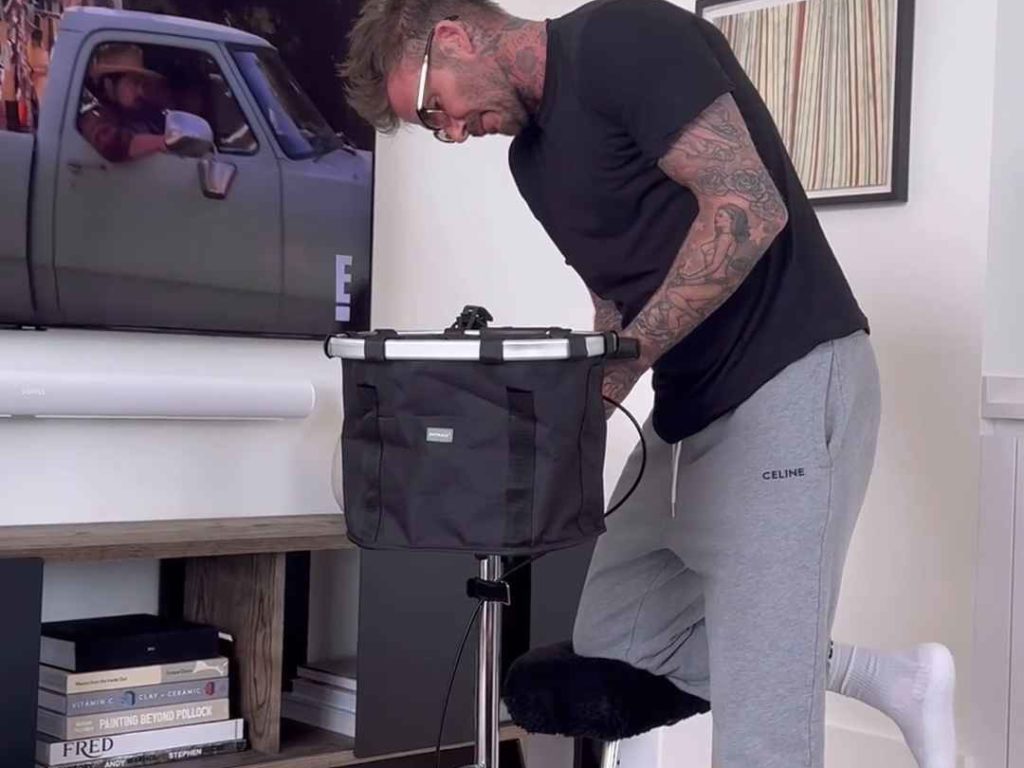 David Beckham compra un triciclo per disabili a Victoria: ecco perché col piede rotto