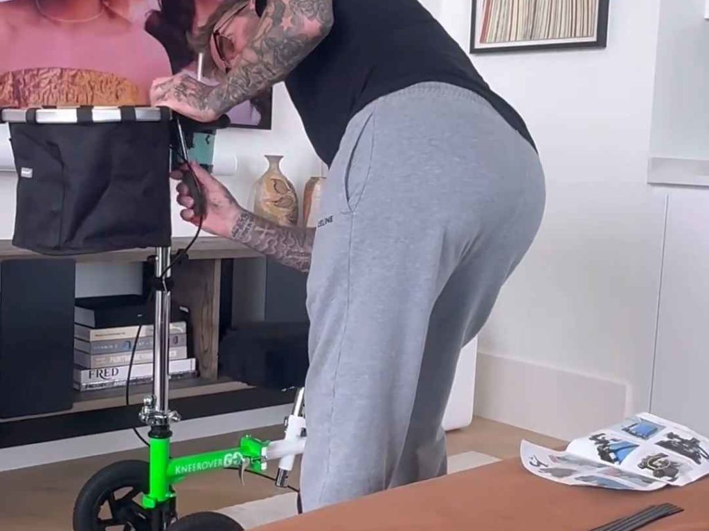 David Beckham achète un tricycle pour personnes handicapées à Victoria : voici pourquoi il a un pied cassé