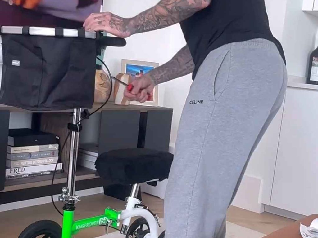 David Beckham achète un tricycle pour personnes handicapées à Victoria : voici pourquoi il a un pied cassé