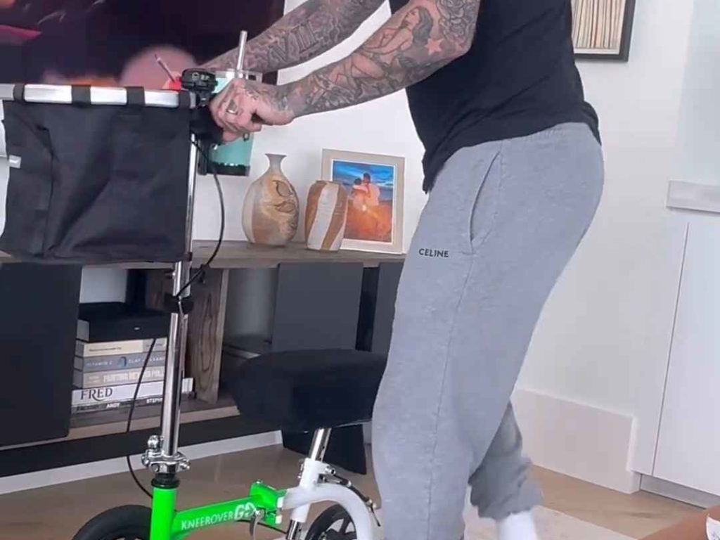 David Beckham compra un triciclo per disabili a Victoria: ecco perché col piede rotto