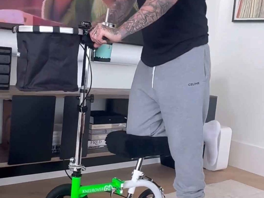 David Beckham achète un tricycle pour personnes handicapées à Victoria : voici pourquoi il a un pied cassé