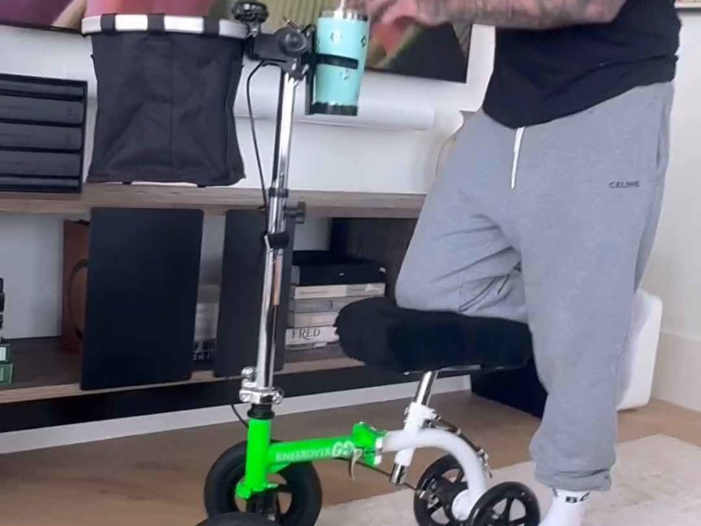 David Beckham compra un triciclo per disabili a Victoria: ecco perché col piede rotto