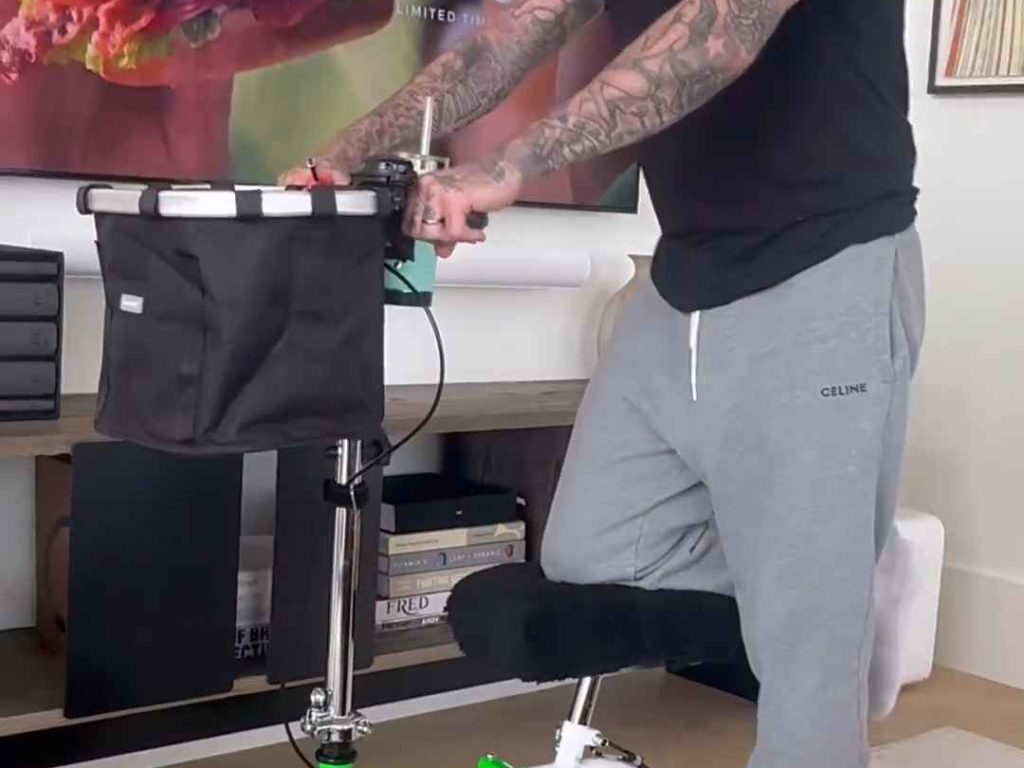 David Beckham compra un triciclo per disabili a Victoria: ecco perché col piede rotto