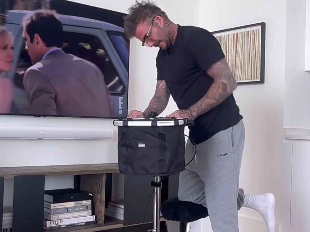 David Beckham compra un triciclo per disabili a Victoria: ecco perché col piede rotto