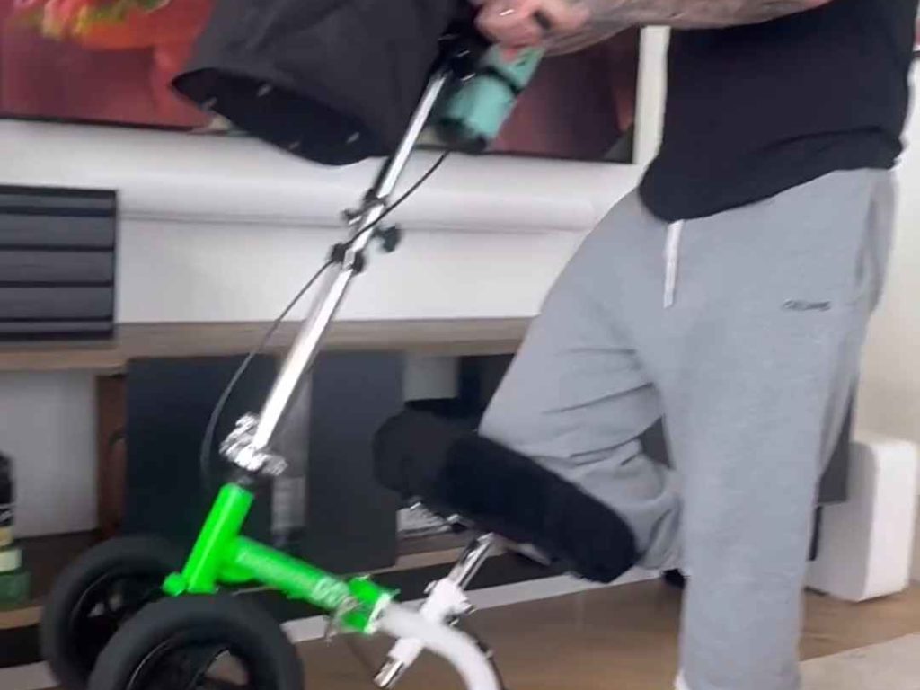 David Beckham achète un tricycle pour personnes handicapées à Victoria : voici pourquoi il a un pied cassé