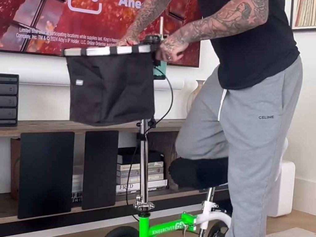 David Beckham compra un triciclo per disabili a Victoria: ecco perché col piede rotto