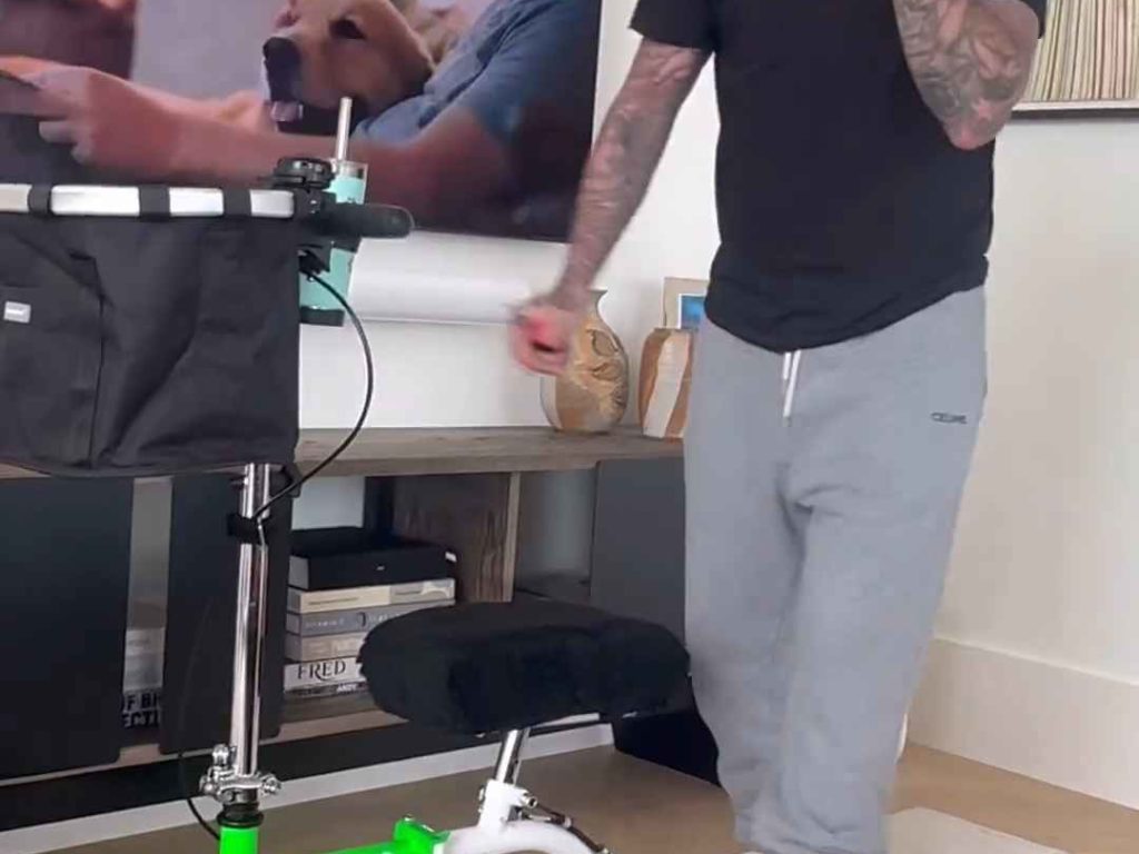 David Beckham achète un tricycle pour personnes handicapées à Victoria : voici pourquoi il a un pied cassé