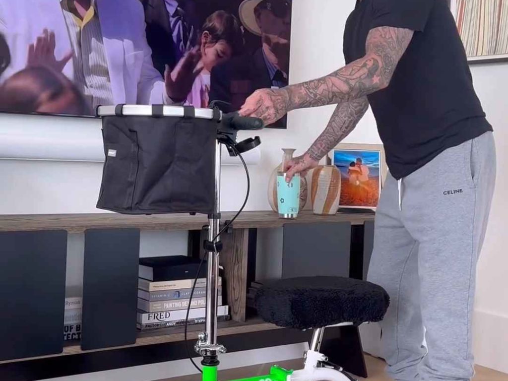 David Beckham achète un tricycle pour personnes handicapées à Victoria : voici pourquoi il a un pied cassé