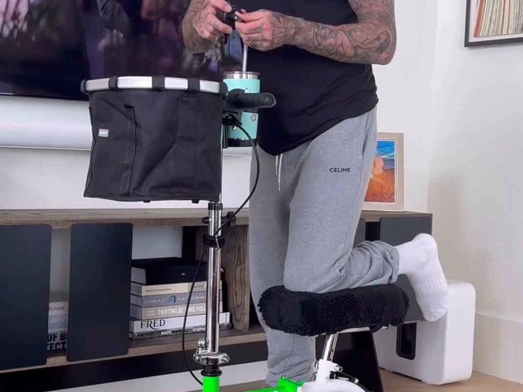 David Beckham compra un triciclo per disabili a Victoria: ecco perché col piede rotto